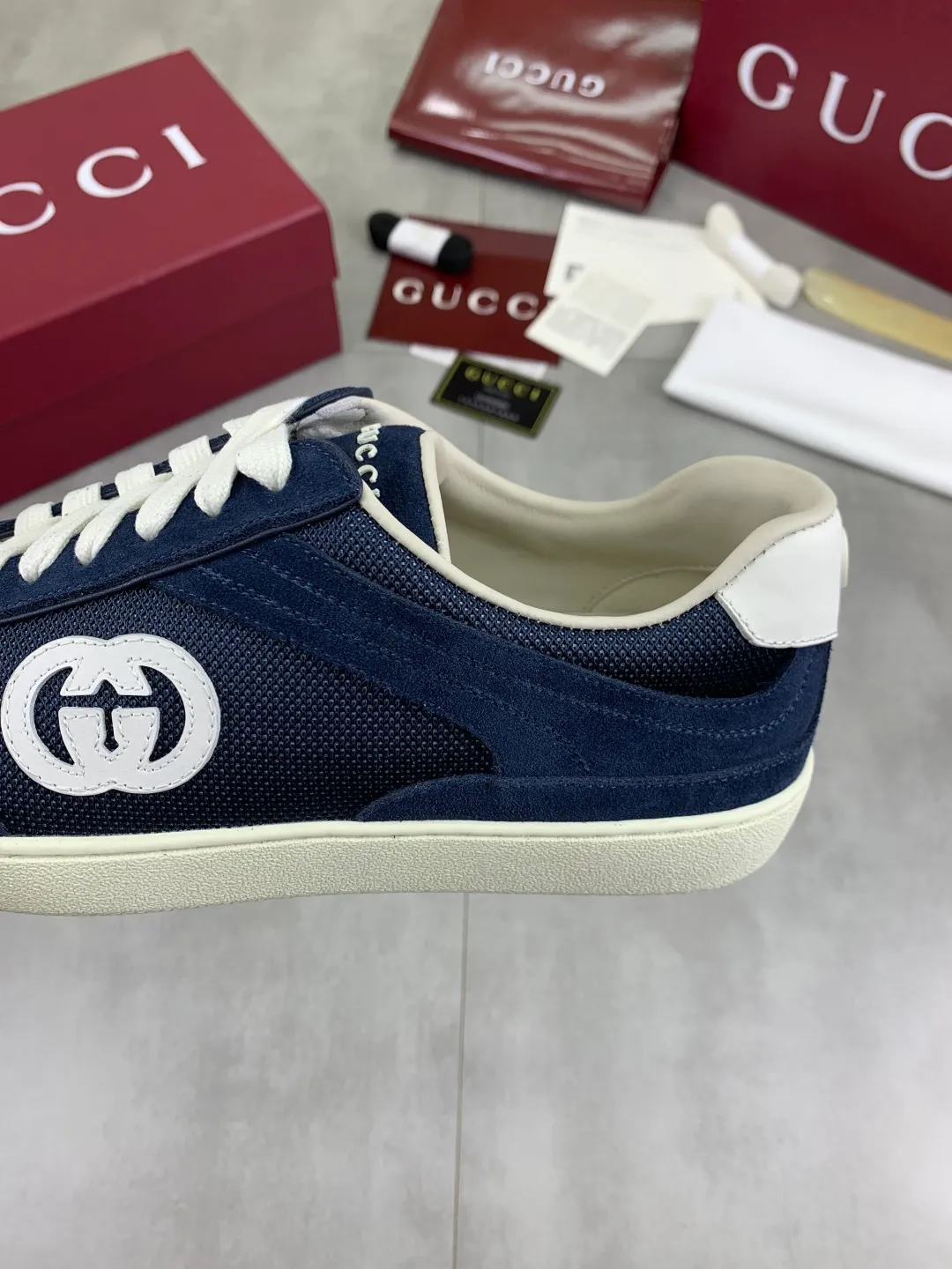 Men's shoes 💰P562 New GUCCI classic design moral training element catwalk model, matching version of top quality moral training shoes for men and women. Epoxy logo process is concave and convex, matching oil edge technology, punched cowhide cloth surface, suede cowhide surface splicing, breathable and not stuffy, the original overlasted shoe model is comfortable on the feet.  Fabric: Matched leather + cloth + mesh Lining: Water-dyed sheepskin Foot: Water-dyed sheepskin Outsole: Original molded TP matching environmentally friendly material Packaging: Top counter full set of packaging Female 35-42 (Female 41.42. Customized) Male 39-46 (46 customized)